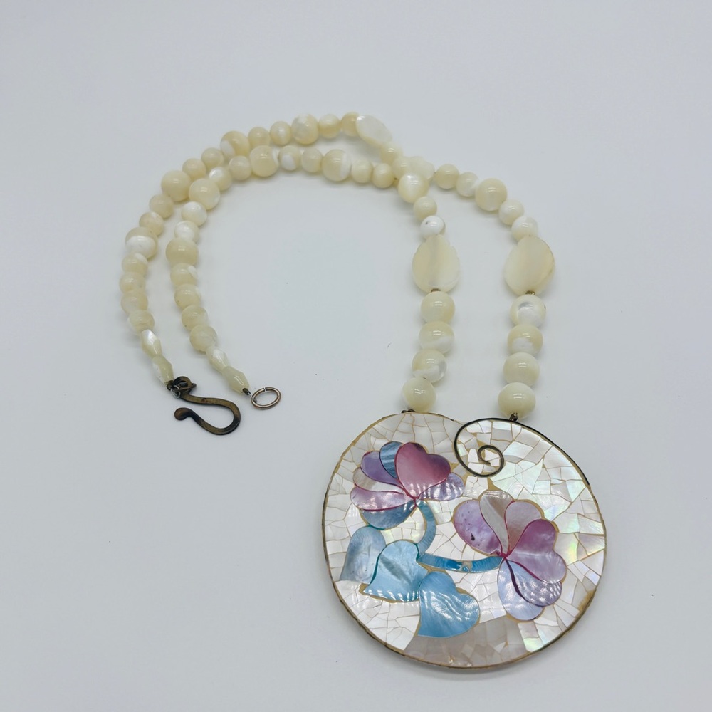 Vintage 1970’s Lee Sands Mother of Pearl Necklace with Floral Pendant - Picture 9 of 9
